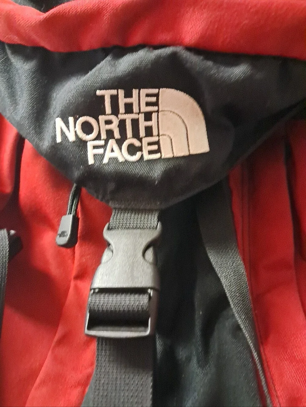 The North Face Lookout Hiking Camping Ruck-Sack BackPack. Red & Black.